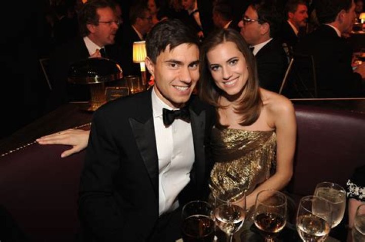Girls Star Allison Williams Got Engaged To Ricky Van Veen