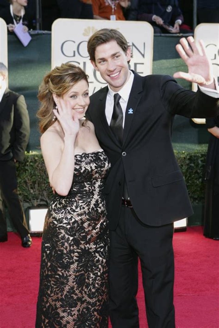 Jenna Fischer still has to "justify" not dating John Krasinski