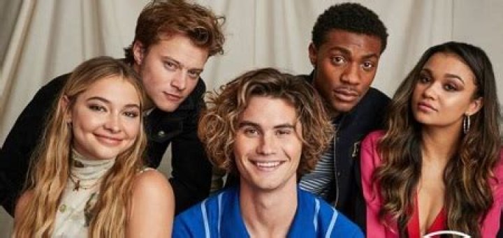 Who is the Outer Bank actor Jonathan Daviss dating? Know about his relationship status.