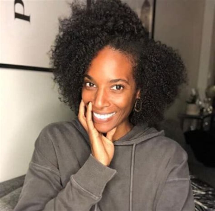 Zainab Johnson Height - CelebsHeight.org